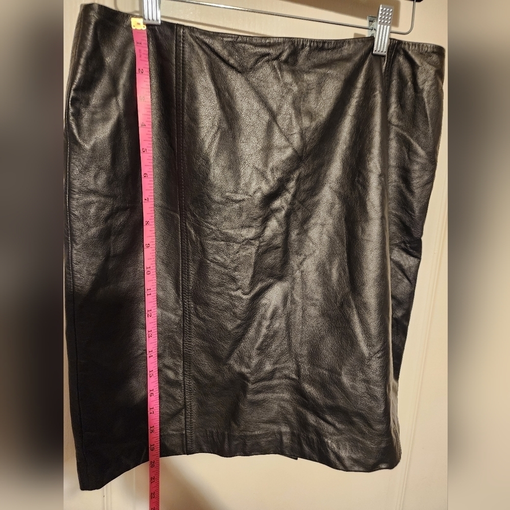 Black Ann Taylor 100% Black Leather Skirt Size 14p - Picture 3 of 6